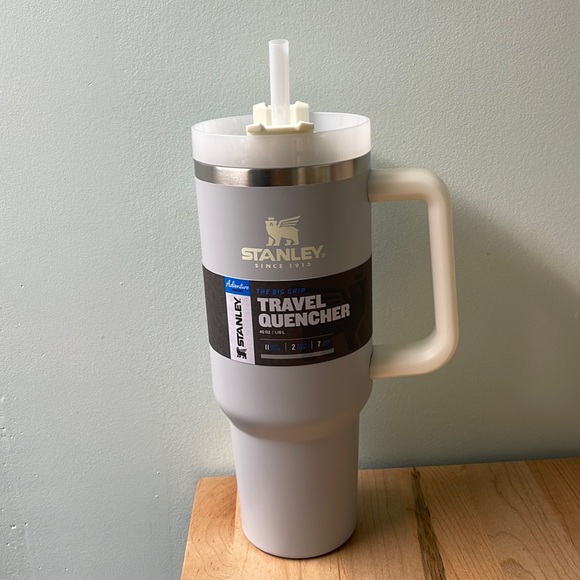 Stanley thirst quencher 40oz. In granite color brand new